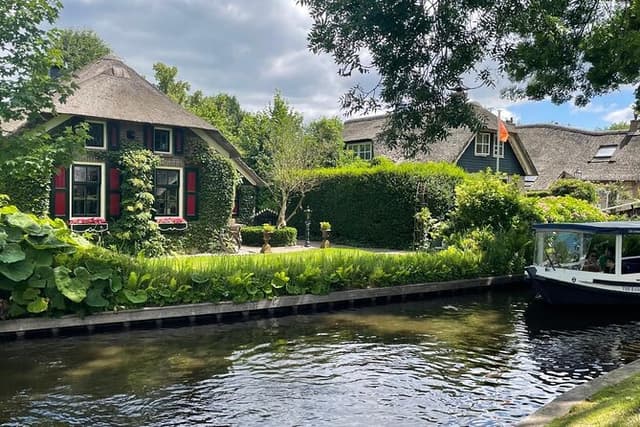 Giethoorn Canal Tour 1 Hour Through the City Center