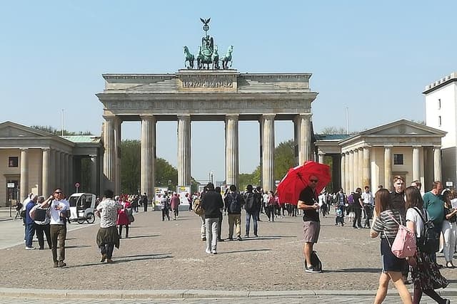 Berlin-Highlights-and-Rickshaw with Guide (Din EN 15565)