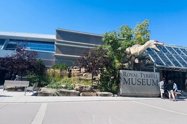 Drumheller Day Trip Museum, Dinosaurs and Historic Sites