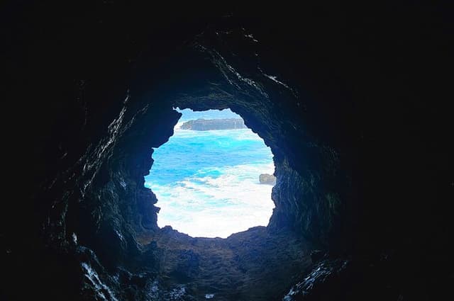 Epic and Mysterious Adventure Se Indiana Jones but in Rapa Nui