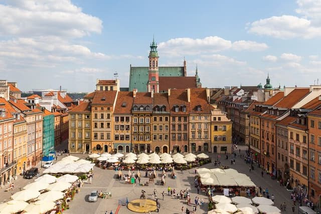 Warsaw Old Town Guided Tour with Antek & Friends | small groups