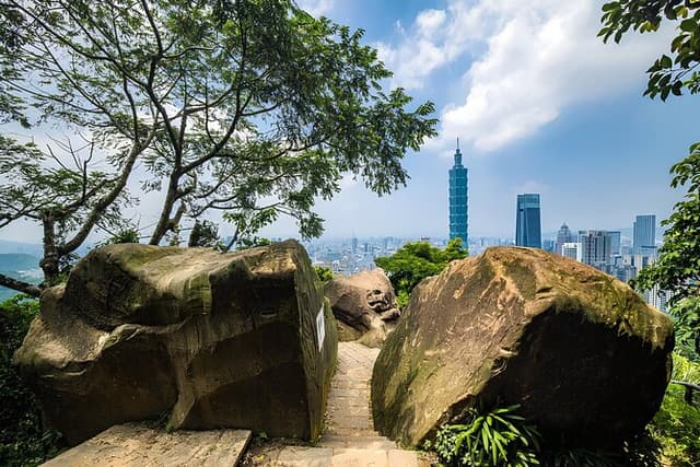Top Taipei Highlights: Private Charter Tour with Local Guide