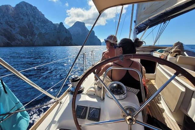 VALENCIA : Sailing in private sailboat. half day 3.5h with friends!