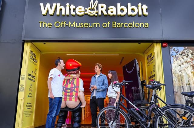 Barcelona : E-Bike Local Tour & White Rabbit Experience