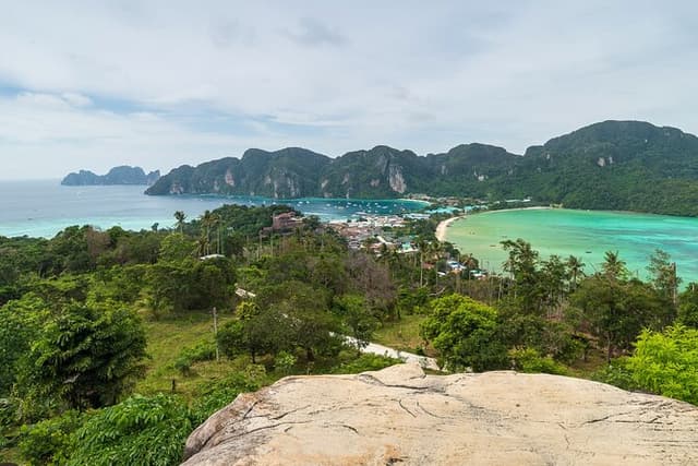 Early Bird Trip Phi Phi + Viewpoint–Premium Speedboat from Krabi