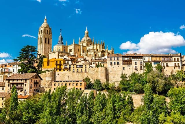Hello Segovia: Private 2-Hour Intro City Walk with Local Guide