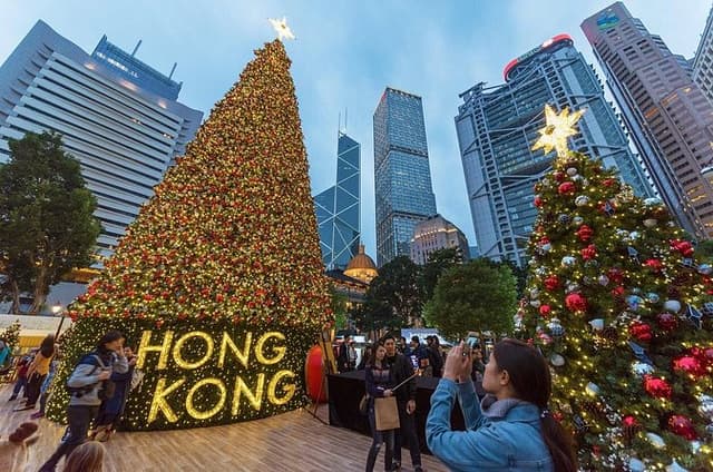Private Christmas Walking Tour Hong Kong and Egg Waffle Treat