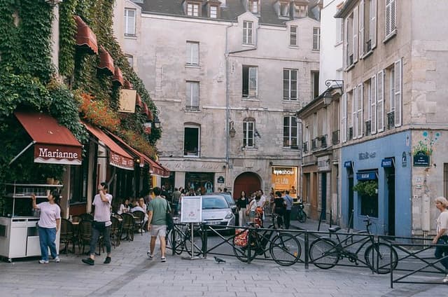 Flavors of Le Marais Guided Walking Tour with Local Tastings