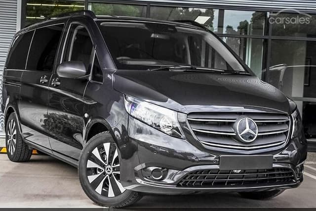 Arrival Private Transfer from Vienna Airport VIE to Vienna City by Luxury Van