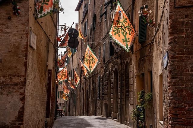 Siena Private Walking Tour: Traditions, Streets & Cathedral