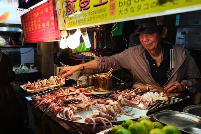 Taipei Food Tours Local Market with 12+ tasters & Drinks Included