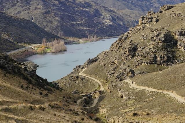 Cromwell: Lake Dunstan & Carrick Winery: Boat and eBike Adventure
