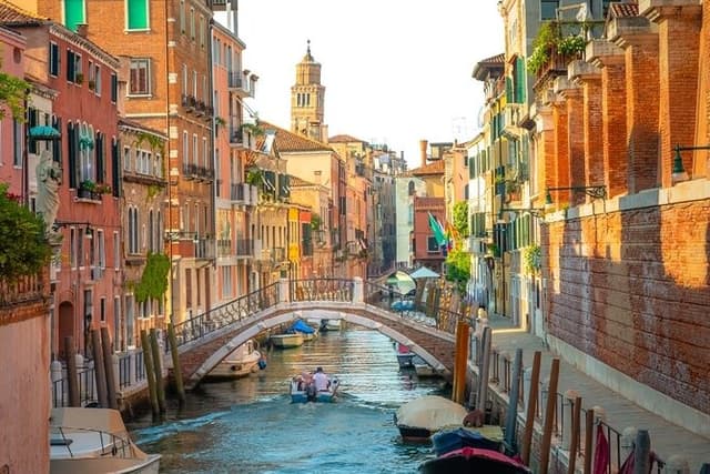 Venice Hidden Gems Walking Tour with Rialto Bridge