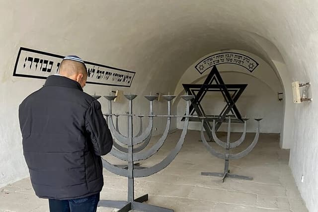 Bat-El Terezin Indepth Holocaust Tour From Prague Center (7 pax)