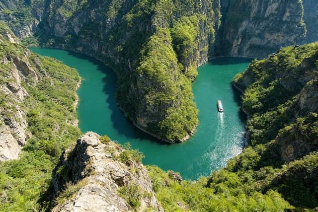 Beijing Private Tour to Badaling Great Wall and Longqing Gorge with Boat Ride