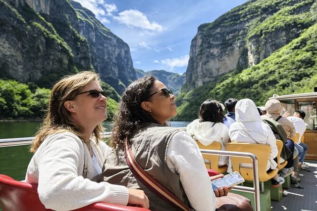 Private Day Tour to Longqing Gorge and Dingling at the Ming Tombs with Lunch and Boat Ride