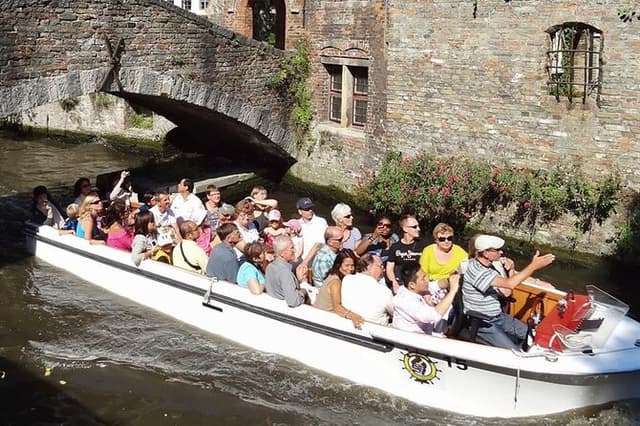 Guided Walking Tour of Bruges with Canal Cruise and Tastings