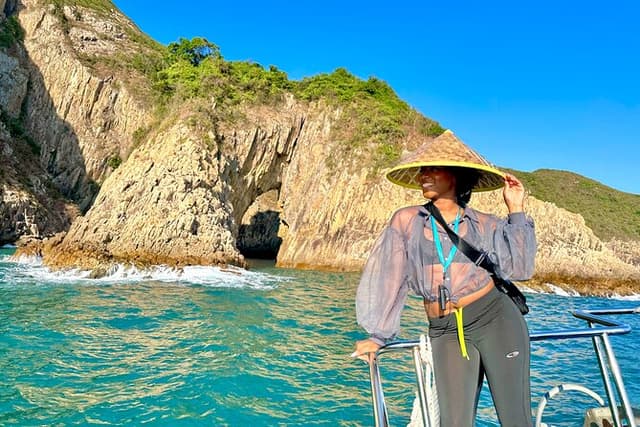 Yacht Cruise Double Sea Arches in Hong Kong UNESCO Geopark