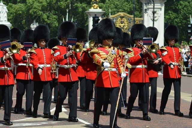Changing of the Guard Walking Tour in London at Buckingham Palace