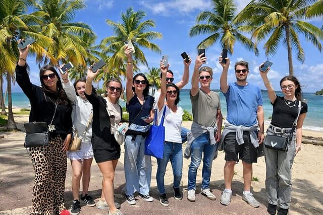 Visit Pointe-à-Pitre with a fun and fun track game!