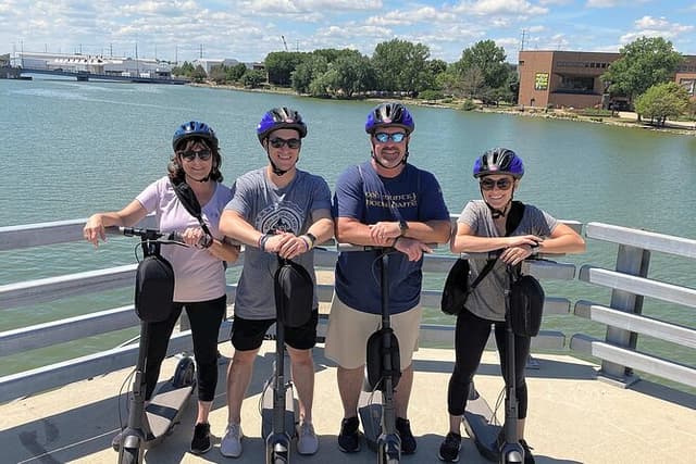Green Bay E-Scooter Tour: Downtown & Fox River
