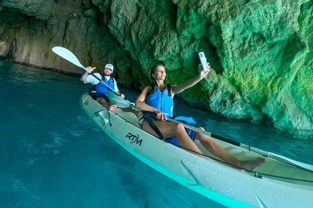 Kayak tour in Capri between caves and beaches. Photos included.