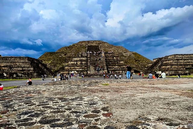 Teotihuacan : Just the Pyramids Guided Experience