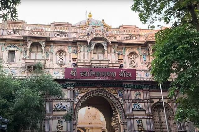 Ahmedabad Heritage Walking Tour in Temples, Markets and Culture