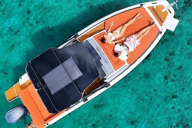 Milos: Private Boat Tour—Kleftiko Sarakiniko Poliegos