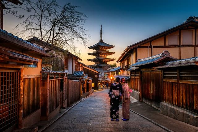 Kyoto Gion Walk with Local: Culture & Geisha World
