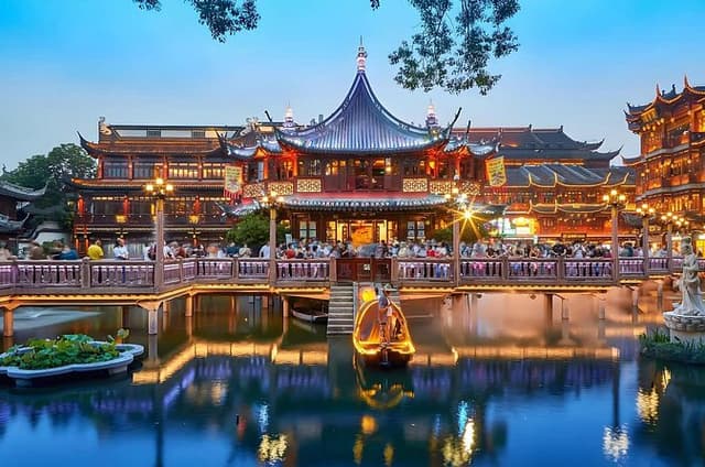 Shanghai Day Tour with English Guide – Explore Yu Garden & More