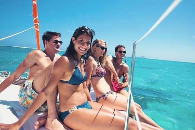 BYPASS CABLE CAR: Santorini Catamaran Tour for Cruise Travelers