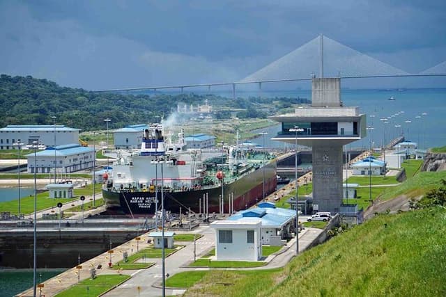 Panama Canal and Fort San Lorenzo Tour from Colón
