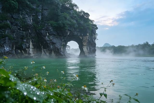 Li River Cruise from Guilin to Yangshuo: West Street, Silver Cave and Moon Hill
