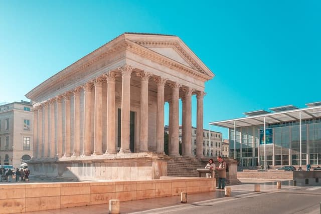 Nimes Unforgettable and Maison Carrée Private Tour in Spanish
