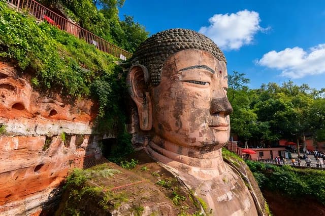 Chengdu Private Day Tour to the Leshan Giant Buddha with Lunch and Boat Ride