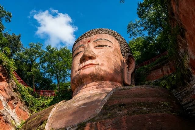 Chengdu Private Day Tour to the Leshan Giant Buddha and Huanglongxi Old Town