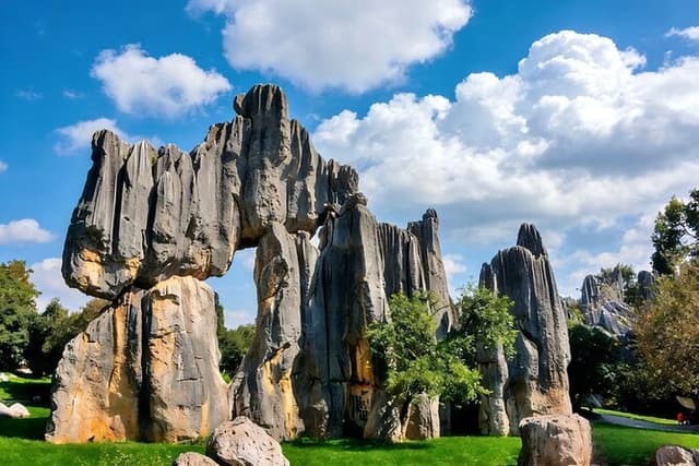 Private Day Tour to Stone Forest, Dianchi Lake and West Hill from Kunming