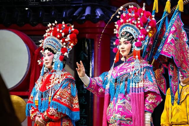 Chengdu by Night Tour with Hot Pot Dinner and Sichuan Opera Face Changing Show