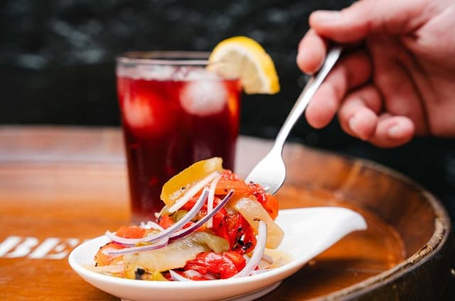 Gourmet Tapas and Wine Tour in Cádiz