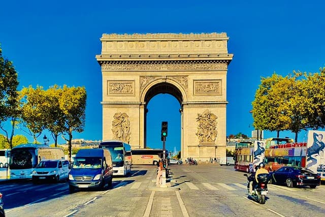Half-day Walking tour with Fun Guide & Arc du Triomphe Tickets