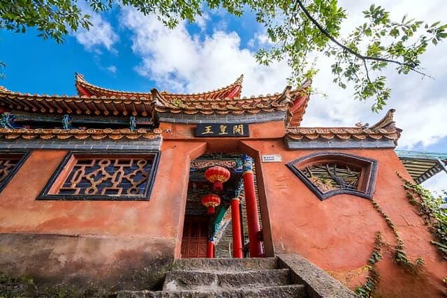 Kunming Private Day Tour to Dianchi Lake, West Hill and Anning Hotsprings