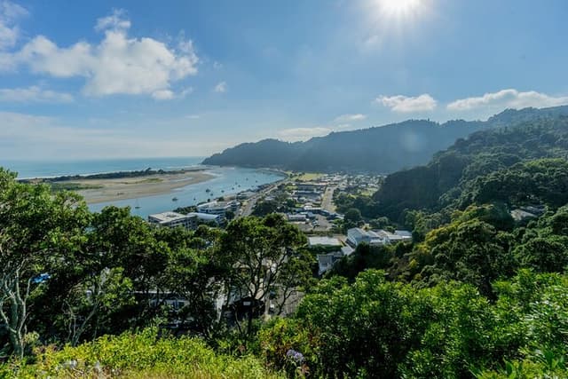 Private Shore Tour – Moeraki Boulders & Oamaru Exploration