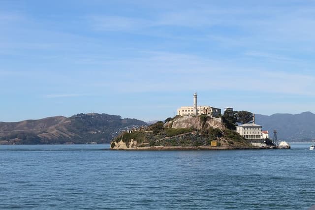 Alcatraz Tour + 90 min San Francisco City Open Air Van Tour