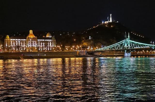 Budapest 50-Minute Sightseeing Cruise With Parliament View (d8)