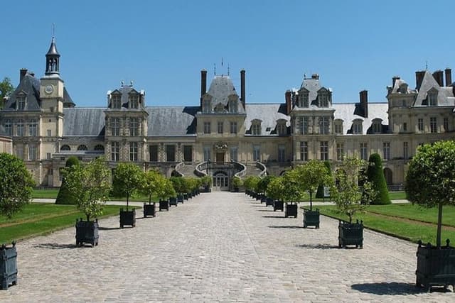 Fontainebleau & Barbizon Private Tour from Paris with Champagne