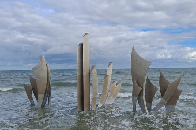 Paris: Normandy D-Day Landing Beaches Private Tour with Champagne