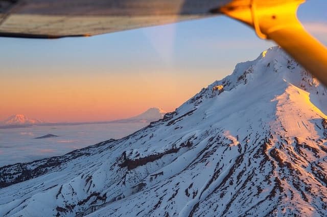 Pacific Northwest Volcano Scenic Air Tour by Envi Adventures