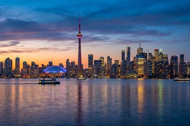 Discover Toronto: A Self-Guided Tour