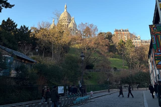 Intimate Montmartre Art & Gourmet Stroll – Private Experience
